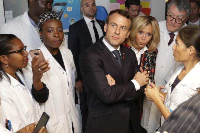 Brigitte Macron en slim et blazer signé Balmain arrive à l'hôpital de St-Denis