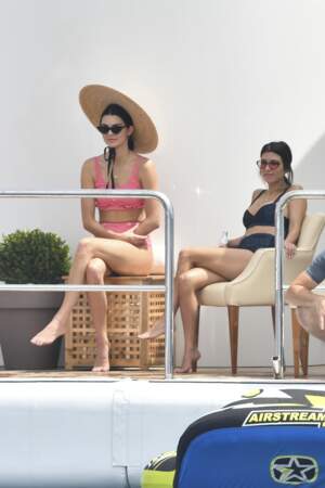 Kendall Jenner et Kourtney Kardashian à Cannes le 23 mai 2017