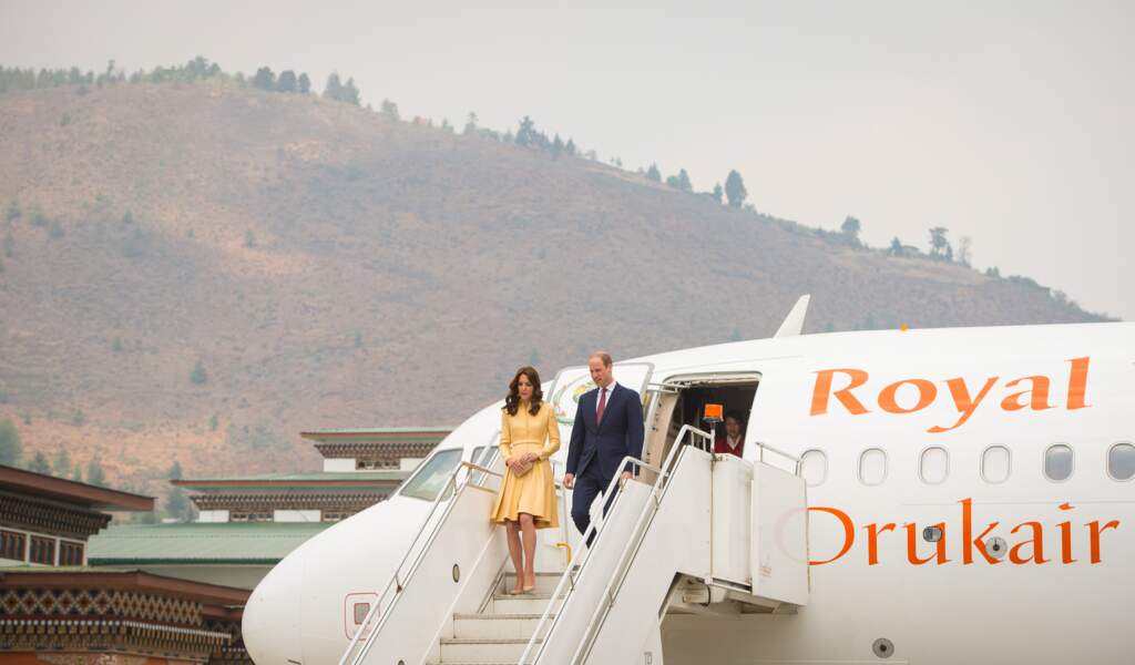 Le duc et la duchesse de Cambridge descendent de l'avion à Paro, l'aéroport le plus dangereux du monde