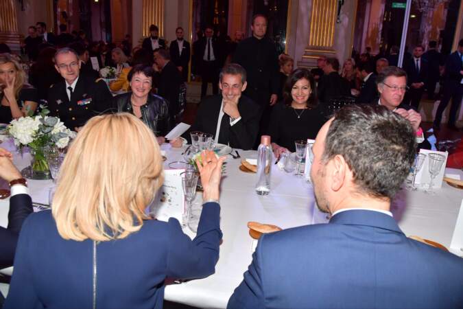 Voisins de tablée, Nicolas Sarkozy et Brigitte Macron ont plaisanté toute la soirée