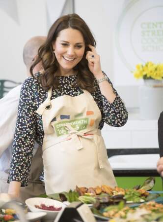 Kate Middleton assiste aux préparatifs du grand déjeuner pour le Commonwealth le 22 mars 2018