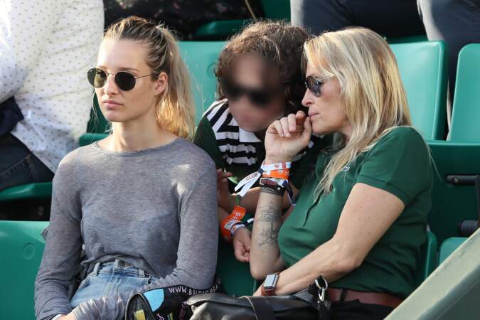 Estelle Lefébure est venue à Roland-Garros en compagnie de ses enfants Ilona Smet et Giuliano Ramette