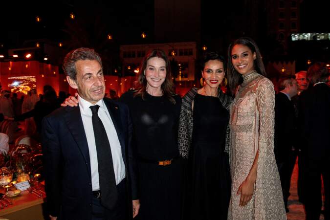 Carla Bruni et Nicolas Sarkozy posent aux côtés de Farida Khelfa et du mannequin français Cindy Bruna.