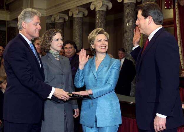 2001, superbe en turquoise, Hillay Clinton prête serment en tant que sénatrice 