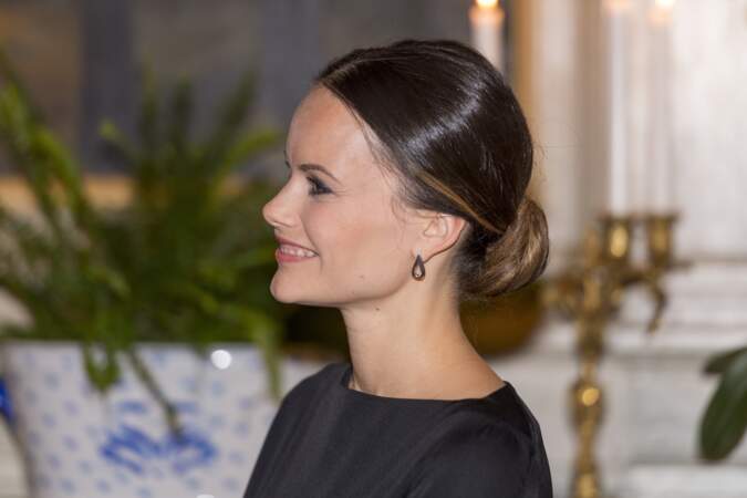 Chignon boule avec longueurs enroulées mais pas plaquées pour la Princesse Sofia de Suède