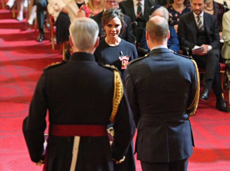 Victoria Beckham à l'investiture dans Buckingham Palace à Londres.