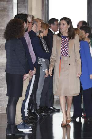 En complément de sa tenue, la reine Letizia d'Espagne portait des escarpins dans les mêmes tons