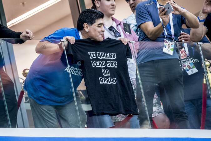 Diego Maradona dans les tribunes du match de la Coupe du monde entre l'Argentine à la Croatie en Russie