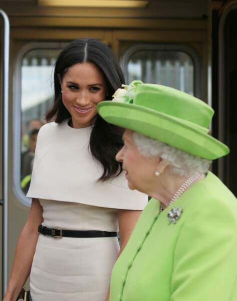 Meghan Markle radieuse en robe Givenchy accompagne la Reine