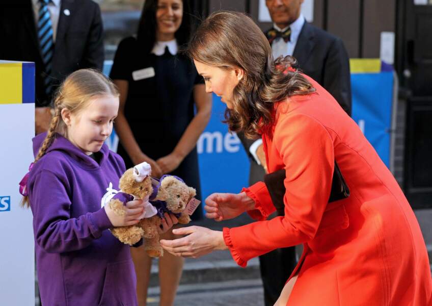 Kate Middleton a été accueillie par une jeune fille qui lui a offert une peluche, mercredi 17 janvier