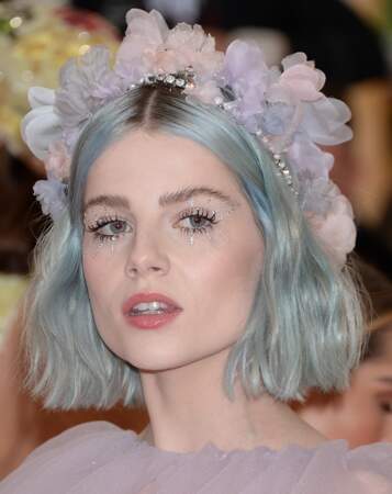 La coloration bleue et la couronne de fleurs de Lucy Boynton
