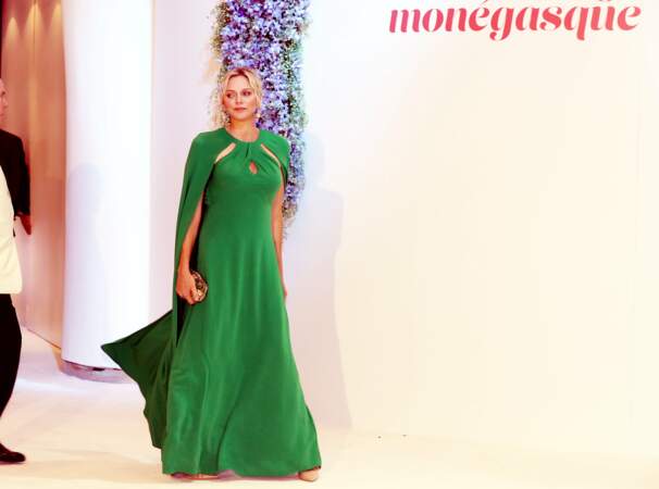  Charlène de Monaco en robe cape verte lors du gala de la Croix-Rouge Monégasque le 26 juillet 2019