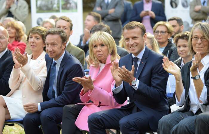 Le caban Louis Vuitton de Brigitte Macron tombe à la perfection.
