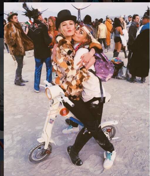 Karlie Kloss et Cara Delevigne au Burning Man 