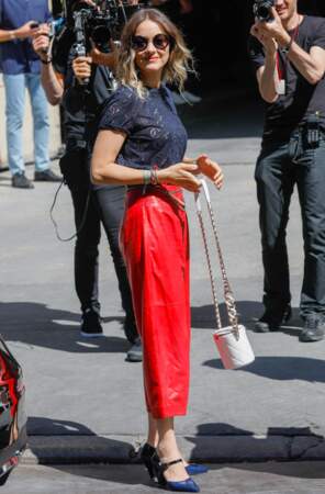 Marion Cotillard avec un look bleu/blanc/rouge chez Chanel