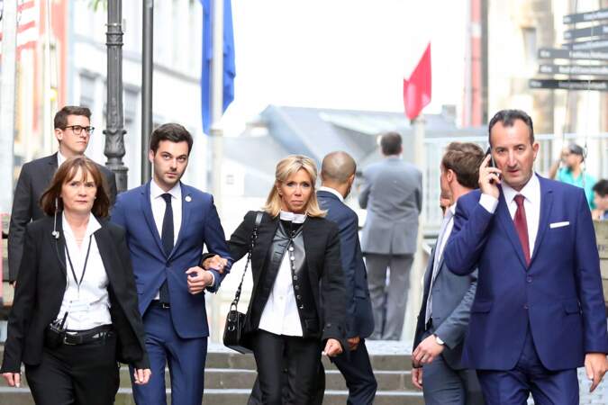 La veille, Brigitte Macron - ici aux bras du chef de cabinet Tristan Bromet - avait opté pour une tenue plus sobre