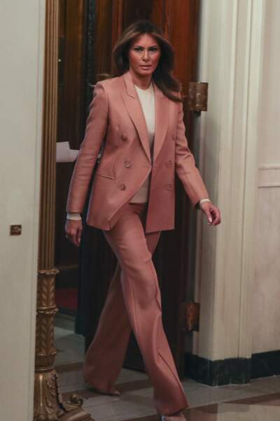 Pour compléter sa tenue, Melania Trump a choisi des escarpins dans les mêmes tons que son costume