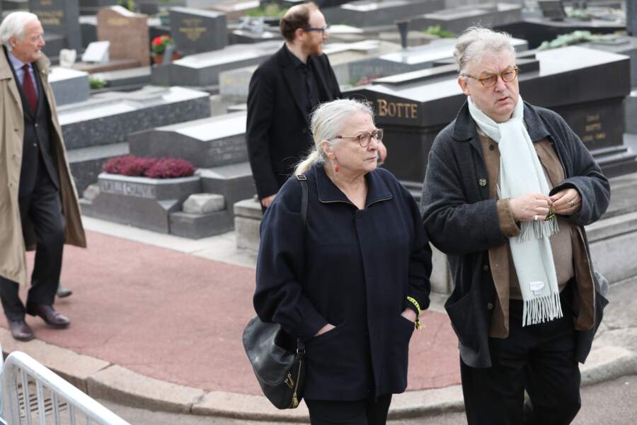 Josiane Balasko et Dominique Besnehard lors des obsèques de Véronique Colucci 