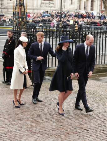 Les " Fab Four " arrivent : Meghan Markle en blanc, Kate Middleton en bleu
