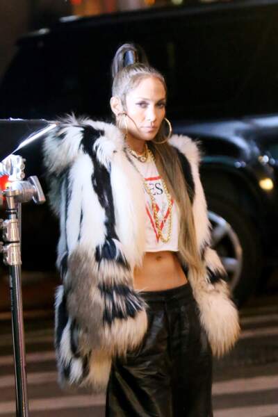 Jennifer Lopez, silhouette fittée et coiffure stylée pour son nouveau clip