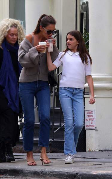 Katie Holmes et sa fille Suri Cruise complices et assorties en jean