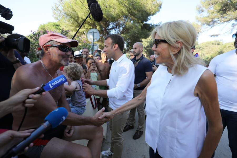 Emmanuel Macron et sa femme Brigitte à la rencontre des vacanciers devant le Fort de Brégançon le 7 août 2018