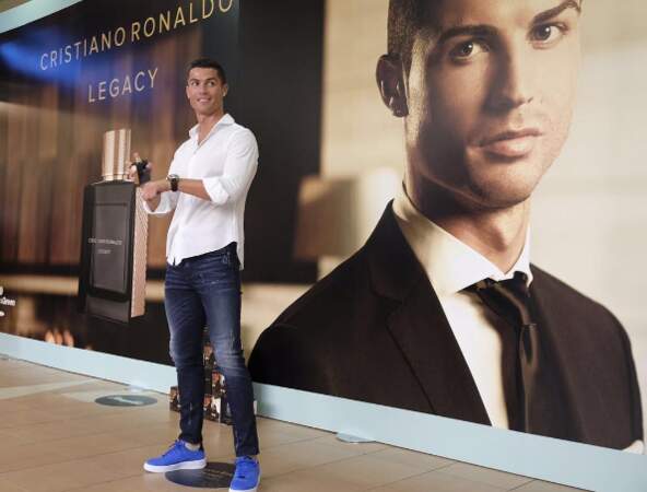 En chair et en Os pour promouvoir son parfum "Ronaldo Legacy"