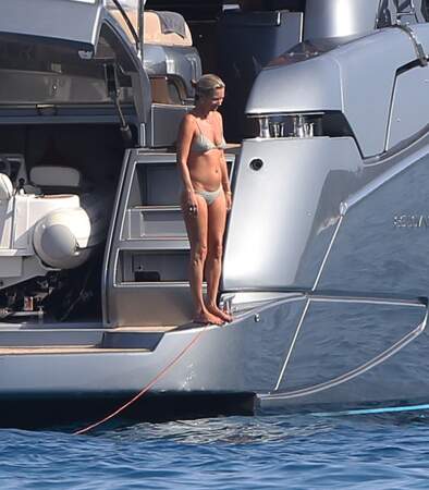 Kate Moss porte un joli bikini gris de la marque Eres