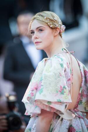 Elle Fanning et sa tresse couronne ornée de fleurs, une création signée par la hair stylist Jenda Alcorn