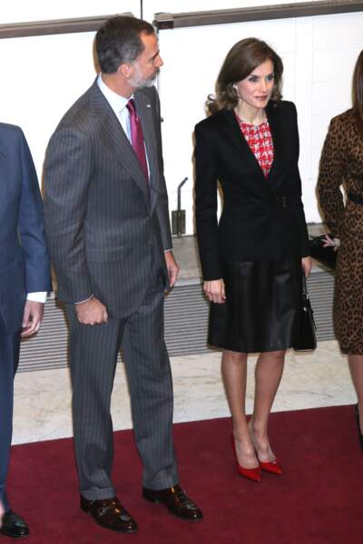 Le roi Felipe VI et la reine Letizia d'Espagne se tiennent presque la main