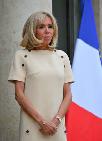 Brigitte Macron portait également une montre, assortie à sa tenue