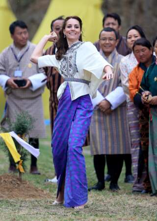 Princesse Kate radieuse dans son kira bhoutanais, très à l'aise pour les activités locales