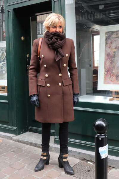 Brigitte Macron était à Honfleur, avec Emmanuel Macron, dans son manteau Balmain qu'elle collectionne.