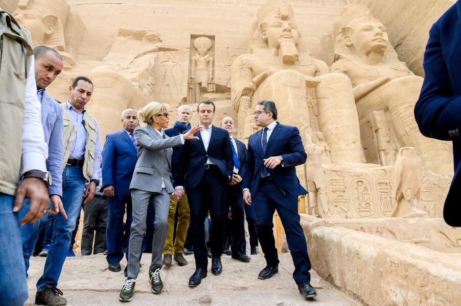 Brigitte Macron et Emmanuel Macron, très complices en visite au temple d'Abou Simbel au Caire dimanche 27 janvier