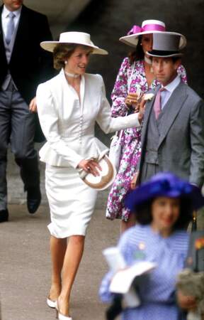 La princesse Diana en tailleur crème peplum lors du Royal Ascot, en juin 1986