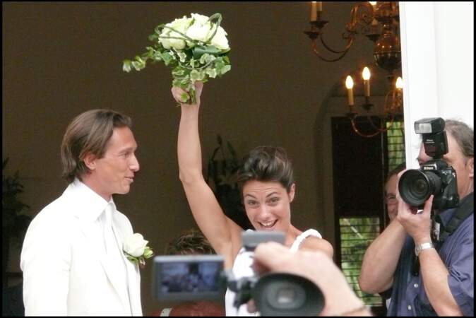 Alessandra Sublet et Thomas Volpi saluent leurs amis qui ont assisté à leur mariage