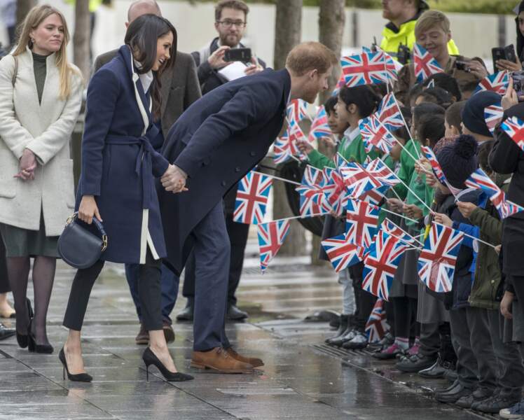 Meghan Markle et le prince Harry, main dans la main, à la rencontre de jeunes enfants à Birmingham le 8 mars 2018