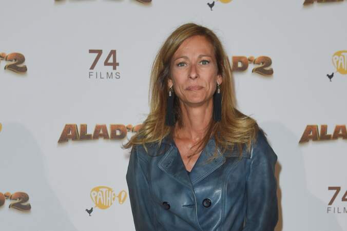A l'avant-première du film "Alad'2" au cinéma le grand Rex le 21 septembre 2018, Anne Gravoin dévoile son trench.