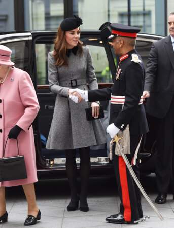 Kate Middleton et Elizabeth II inaugurent très élégantes la ré-ouverture de la "Bush House" à Londres le 19 mars 