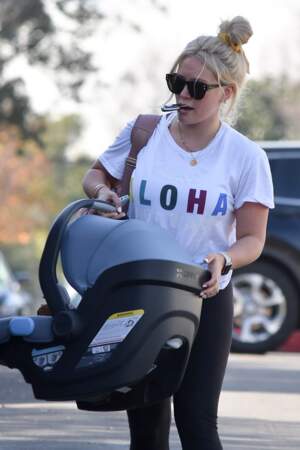 Jeune maman débordée, Hilary Duff a aussi opté pour un bun chouchou vite fait bien fait