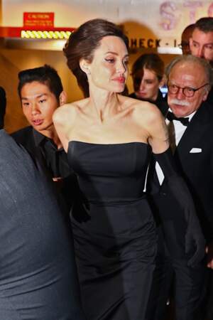 La star Angelina Jolie est apparue très en beauté dans une robe fourreau noire et blanche