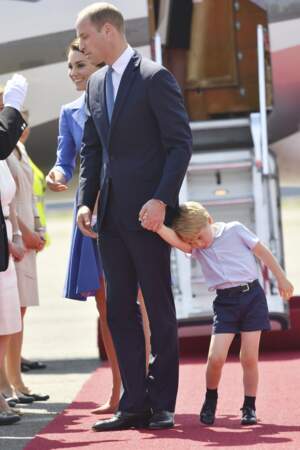 Le prince George, fatigué, tient la main de son papa le prince William