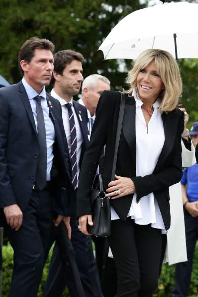  Les cheveux lâchés et joliment brushés, Brigitte Macron a dû par la suite se réfugier sous un parapluie