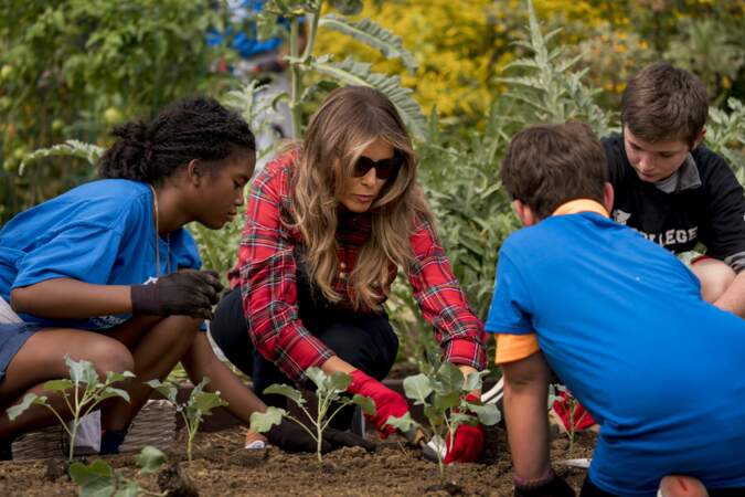 Melania Trump n'hésite pas à jardiner de ses propres mains