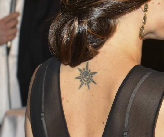 La robe échancrée dans le dos de Sofia lors d'un gala à Stockholm en 2015, laissait apparaître son tatouage