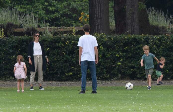 Kate Middleton veille sur ses enfants qui s'amusent au foot