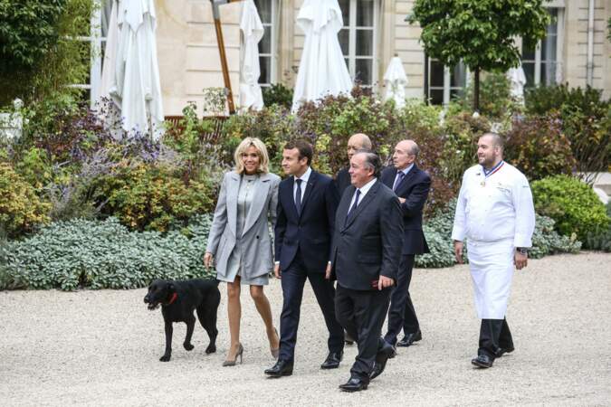 Emmanuel et Brigitte Macron avec leur chien Némo à l'Elysée