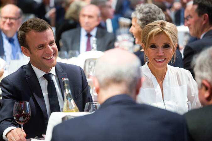 Brigitte Macron, très chic et souriante aux côtés de son mari Emmanuel Macron
