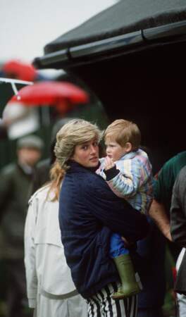 La princesse Diana, une mère comme les autres avec le prince Harry dans les bras
