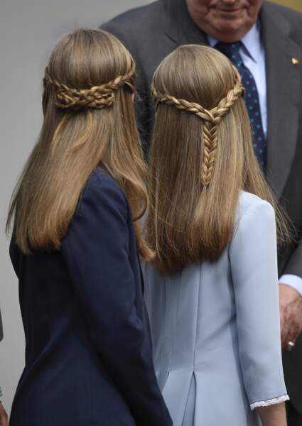 Les deux soeurs avait opté pour la même coiffure tressée.